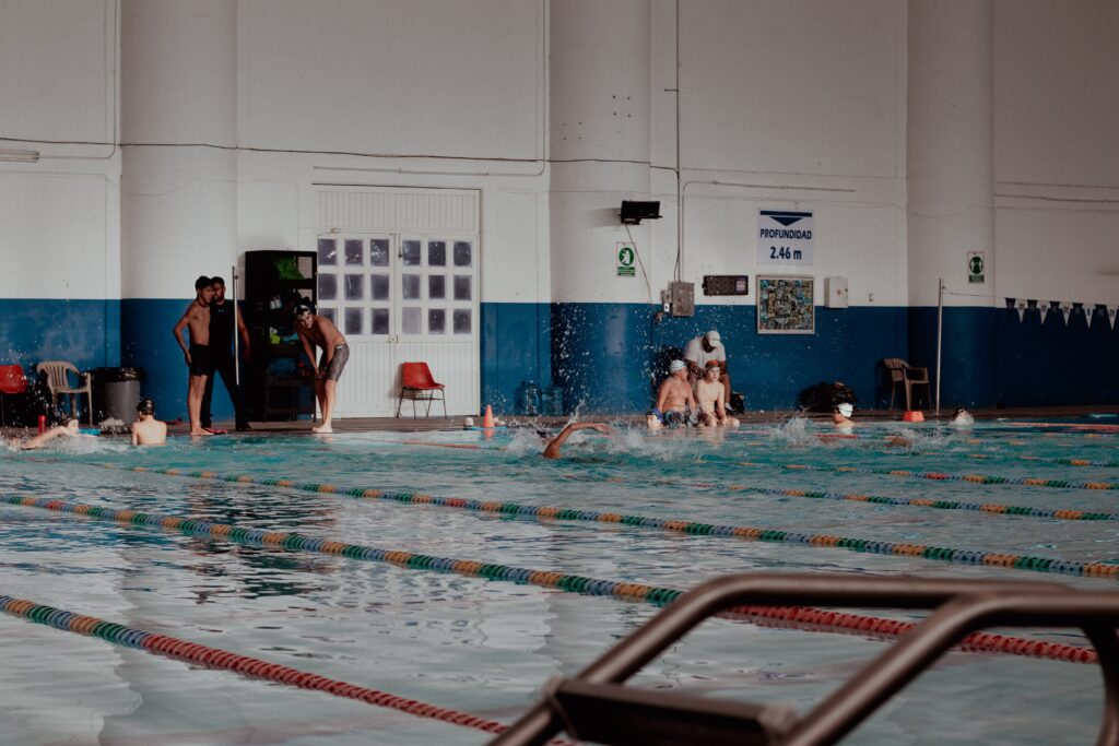 Kurs instruktora pływania – podróż ku bezpieczeństwu i umiejętnościom w wodzie